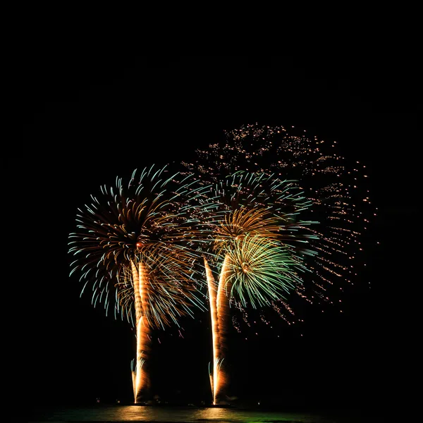 Uma delicada explosão de fogos de artifício no céu noturno — Fotografia de Stock