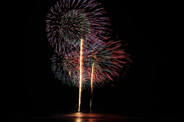 Uma delicada explosão de fogos de artifício no céu noturno — Fotografia de Stock