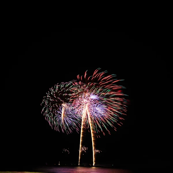 Uma delicada explosão de fogos de artifício no céu noturno — Fotografia de Stock