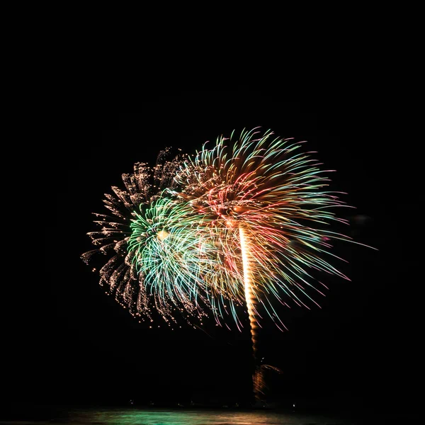 Una delicada explosión de fuegos artificiales en el cielo nocturno — Foto de Stock