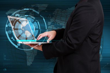 Küre ve simge uygulama ile bir dizüstü bilgisayar üzerinde tutan işadamı 