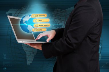 Küre ve simge uygulama ile bir dizüstü bilgisayar üzerinde tutan işadamı 