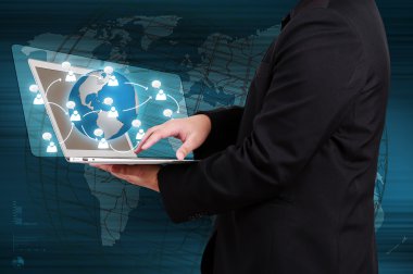 işadamı laptop göstermek bir sosyal ağ üzerinde sanal scre tutarak.
