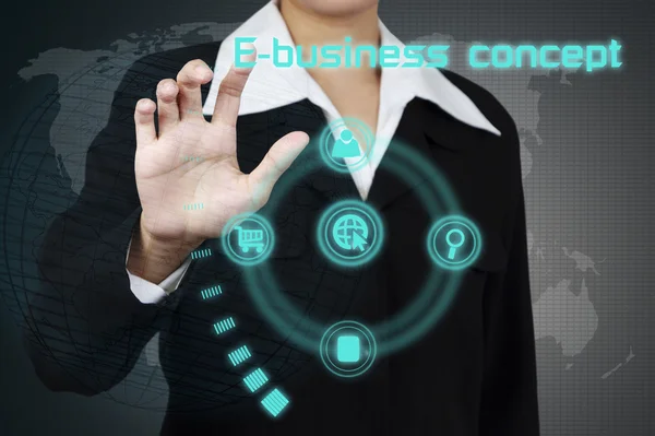 Бізнесмен, що показує концепцію електронного бізнесу на віртуальному екрані . — стокове фото