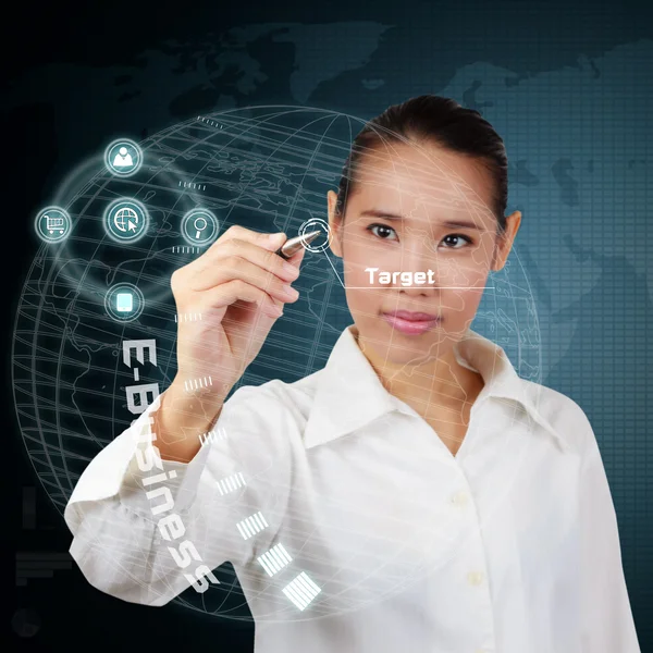 Affärskvinna skriva business mål på virtuella skärmen. — Stockfoto