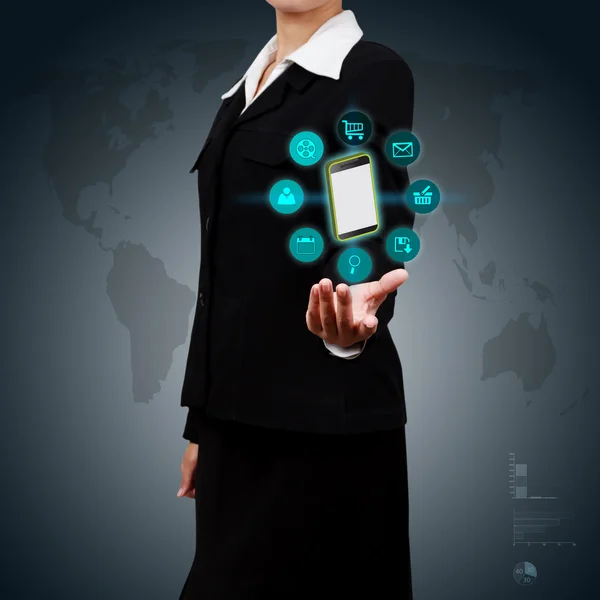 Obchodní žena ukazující chytrý telefon a ikonu aplikace na virtu — Stock fotografie