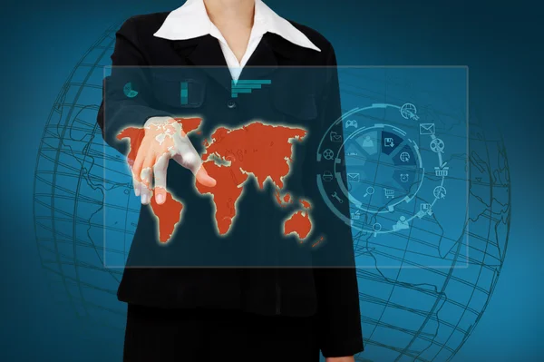 Γυναίκα των επιχειρήσεων αγγίζοντας το παγκόσμιο χάρτη και εικονίδιο αίτηση στο vi — Φωτογραφία Αρχείου