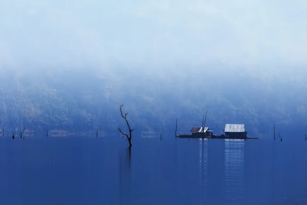 Cottage no meio do lago com névoa, Tailândia . — Fotografia de Stock