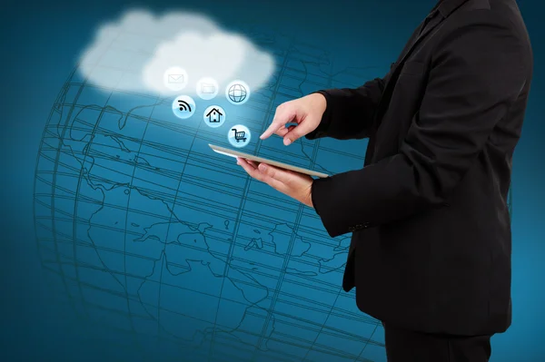 Biznesmen trzymając tabletki Pokaż chmury obliczeniowej koncepcja virtu — Zdjęcie stockowe
