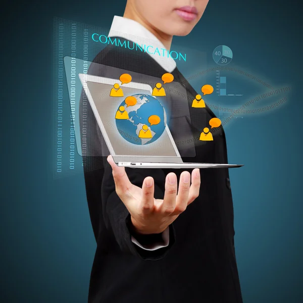 Biznes kobieta trzyma laptopa Pokaż sieć społeczną na wirtualne s — Zdjęcie stockowe