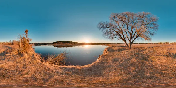 Vackert Landskap Med Flod Blå Himmel Solnedgång Våren Träd Utan — Stockfoto