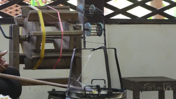 Kokons werden gekocht und auf Holzspindeln abgewickelt — Stockvideo