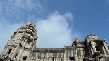 Angkor wat geçerken bulutlar