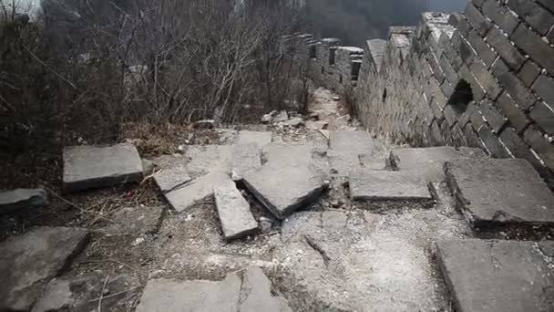 Die große Mauer aus Porzellan Teil nicht restauriert und wie es ist. — Stockvideo