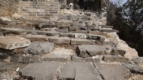 La gran pared de la porción de china no restaurada y como es . — Vídeos de Stock