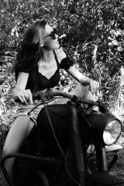Молода Сексуальна Жінка Довгим Хвилястим Волоссям Літньому Одязі Позує Мотоциклом — стокове фото