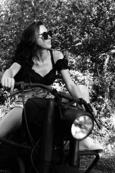 Young Sexy Woman Long Wavy Hair Summer Clothes Posing Motorcycle — Stock Photo, Image