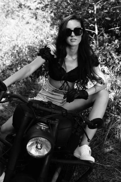 Молодая Сексуальная Женщина Длинными Волнистыми Волосами Летней Одежде Позирует Мотоциклом — стоковое фото