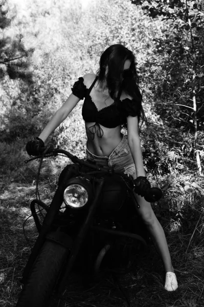 Mladá Sexy Žena Dlouhými Vlnitými Vlasy Letních Šatech Pózuje Motocyklem — Stock fotografie