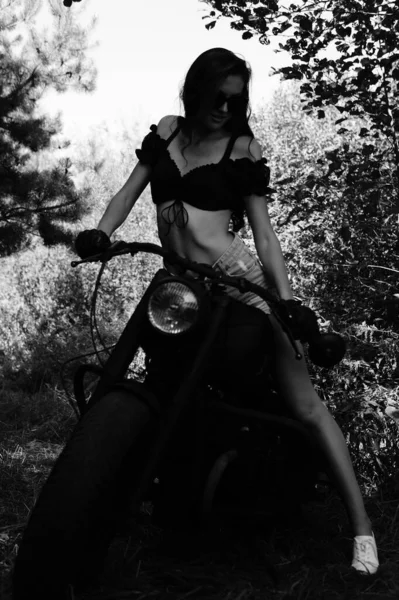 Mladá Sexy Žena Dlouhými Vlnitými Vlasy Letních Šatech Pózuje Motocyklem — Stock fotografie