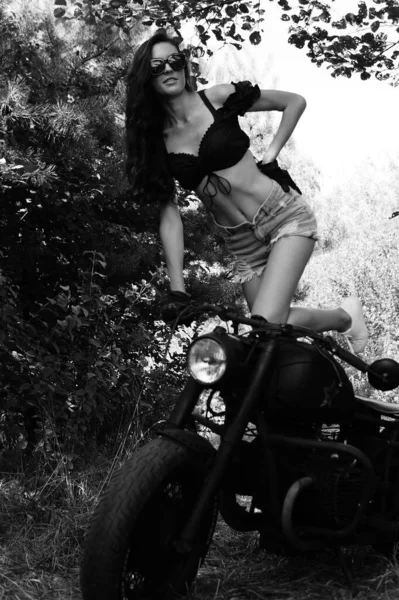 Молода Сексуальна Жінка Довгим Хвилястим Волоссям Літньому Одязі Позує Мотоциклом — стокове фото