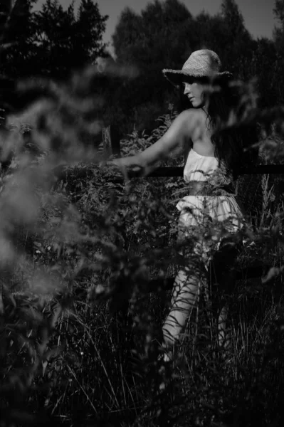 穿着夏装头戴草帽的年轻漂亮女子在草地上的旧式照片 快乐的夏天 — 图库照片