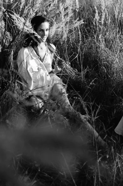 여름옷을 초원에서 아름다운 여자의 수확기 — 스톡 사진