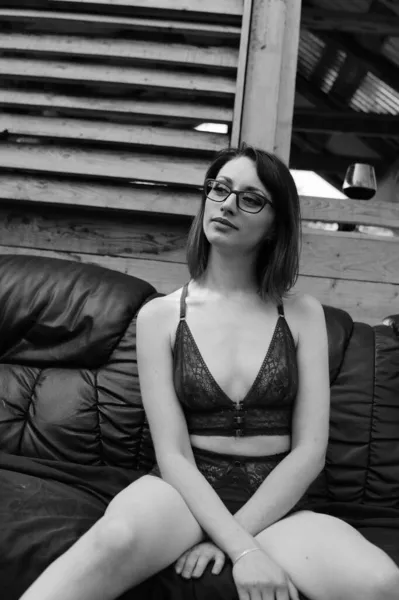 Jolie Jeune Femme Brune Vêtue Lingerie Sombre Posant Sur Canapé — Photo