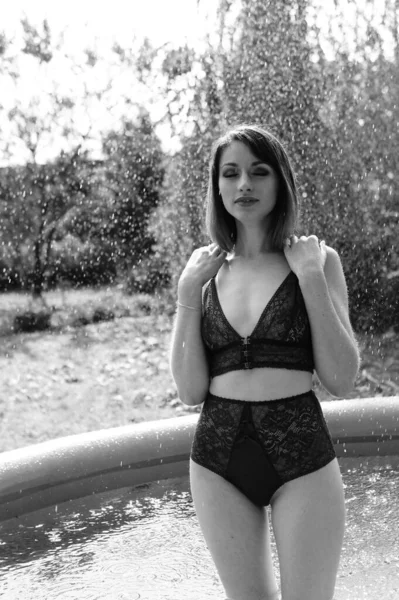 Hermosa Mujer Lencería Oscura Posando Piscina Aire Libre Blanco Negro — Foto de Stock