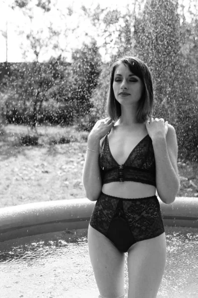 Yüzme Havuzunda Siyah Beyaz Çamaşırlı Güzel Bir Kadın — Stok fotoğraf