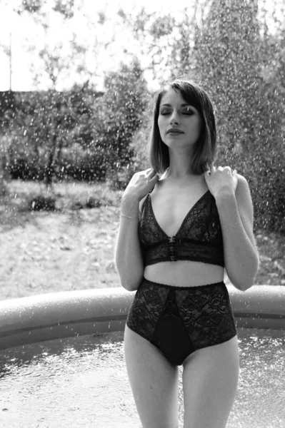 Bella Donna Lingerie Scura Posa Piscina All Aperto Bianco Nero — Foto Stock