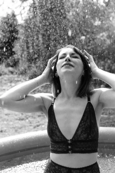 Mooie Vrouw Donker Lingerie Poseren Het Zwembad Buiten Zwart Wit — Stockfoto