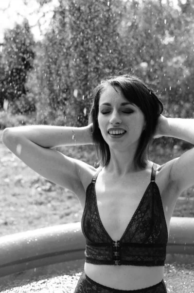 Mooie Vrouw Donker Lingerie Poseren Het Zwembad Buiten Zwart Wit — Stockfoto