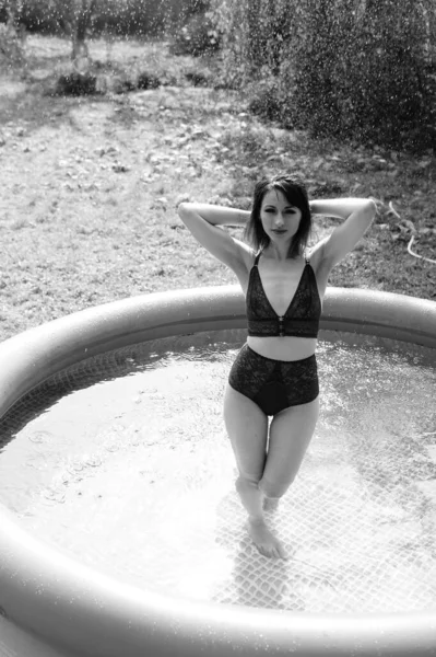 Schöne Frau Dunklen Dessous Posiert Swimmingpool Freien Schwarz Und Weiß — Stockfoto