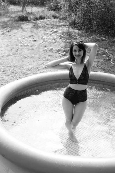 Hermosa Mujer Lencería Oscura Posando Piscina Aire Libre Blanco Negro — Foto de Stock