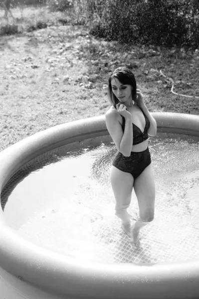 Krásná Žena Tmavém Prádle Pózuje Bazénu Venkovní Černé Bílé — Stock fotografie