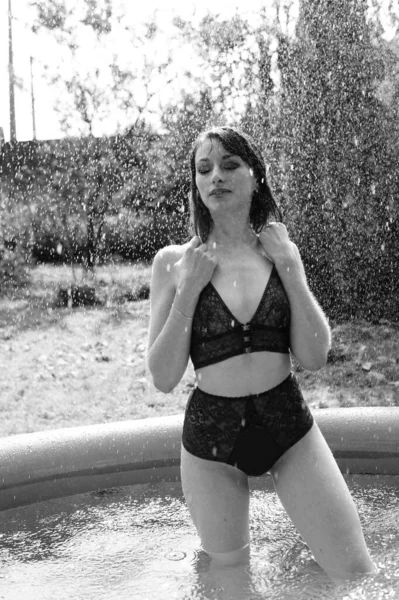 Yüzme Havuzunda Siyah Beyaz Çamaşırlı Güzel Bir Kadın — Stok fotoğraf