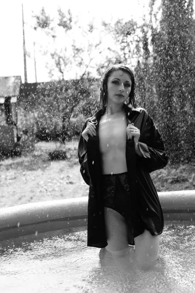 Hermosa Mujer Desnuda Lencería Oscura Camisa Posando Piscina Aire Libre —  Fotos de Stock