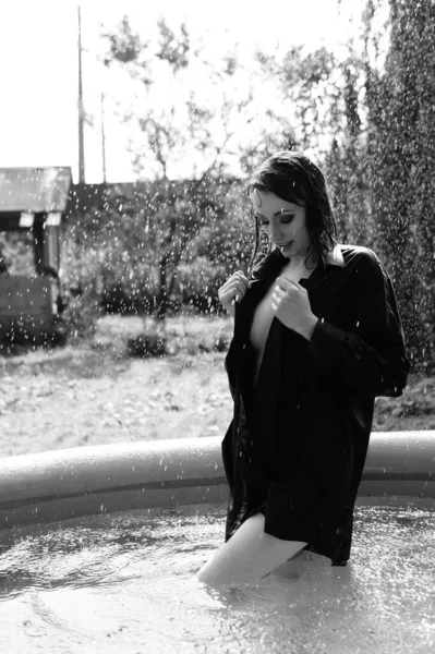 Vacker Naken Kvinna Mörka Underkläder Och Skjorta Poserar Poolen Utomhus — Stockfoto