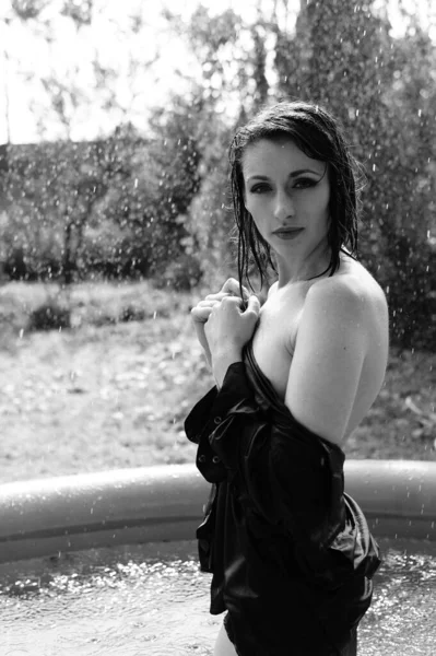 Beautiful Wet Naked Woman Dark Shirt Posing Swimming Pool Outdoor — Stock Photo, Image