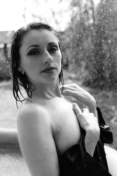 Όμορφη Υγρή Γυμνή Γυναίκα Σκούρο Πουκάμισο Ποζάρουν Στην Πισίνα Εξωτερική — Φωτογραφία Αρχείου