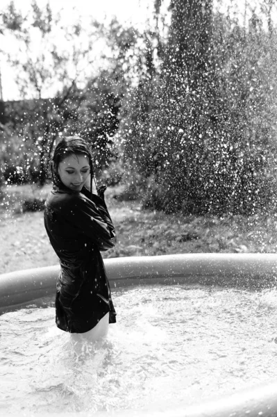 穿着深色衬衫的漂亮的湿淋淋的女人站在游泳池外 黑白相间 — 图库照片