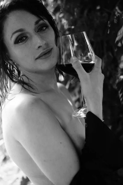 美しいですぬれた裸の女性で黒シャツでプール屋外でポーズ 黒と白 — ストック写真