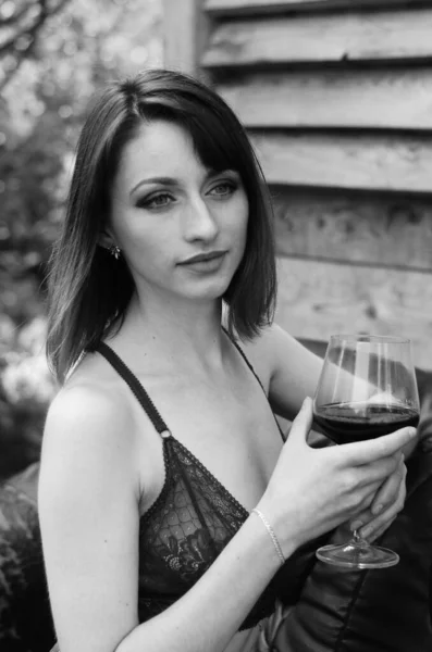 Jolie Jeune Femme Brune Vêtue Lingerie Sombre Tenant Verre Vin — Photo