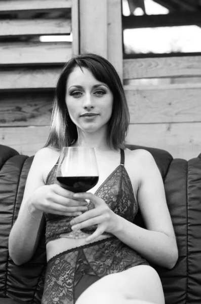 Hübsche Junge Brünette Frau Dunklen Dessous Hält Ein Glas Wein — Stockfoto