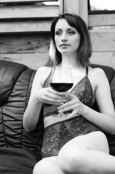 Jolie Jeune Femme Brune Vêtue Lingerie Sombre Tenant Verre Vin — Photo