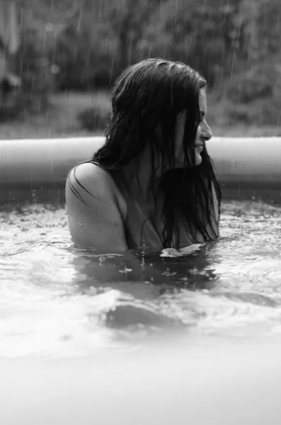 수영복을 하얀색의 수영장에서 포즈를 취하고 아름다운 — 스톡 사진