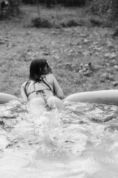 Schöne Nasse Nackte Frau Badeanzug Posiert Schwimmbad Freien Schwarz Und — Stockfoto