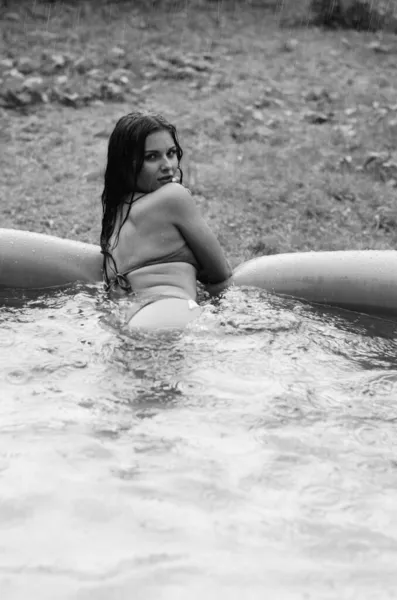 Όμορφη Βρεγμένη Γυμνή Γυναίκα Μαγιό Που Ποζάρει Στην Εξωτερική Πισίνα — Φωτογραφία Αρχείου