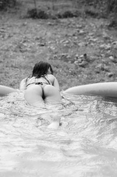 Yüzme Havuzunda Siyah Beyaz Pozlar Veren Mayolu Islak Güzel Bir — Stok fotoğraf